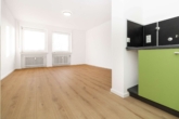 Wohnzimmer - Moderne 2-Zimmer-Wohnung mit Einbauküche – frisch saniert & solide vermietet