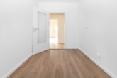 Wohnzimmer - Modern sanierte 4-Zimmer-Wohnung mit Balkon – Kapitalanlage mit solider Vermietung oder Eigennutzer