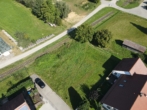 Luftbild - Traumhaftes Baugrundstück in Ortsrandlage in Fischach! Fertig erschlossen mit Bebauungsplan!