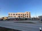 Außenansicht Bild 1 - Moderner Gewerberaum (EG) in hochfrequentierter Durchgangslage (Ärztezentrum Lechfeld)
