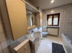 Renovierungsbedürftiges Ein- bis Zweifamilienhaus in idyllischer Sackgasse (Hanglage) in Schwabegg - Bad im DG mit WC