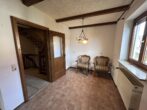 Renovierungsbedürftiges Ein- bis Zweifamilienhaus in idyllischer Sackgasse (Hanglage) in Schwabegg - Essbereich in der Küche