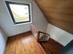 Renovierungsbedürftiges Ein- bis Zweifamilienhaus in idyllischer Sackgasse (Hanglage) in Schwabegg - Holztreppe Haupthaus