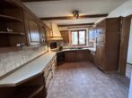 Renovierungsbedürftiges Ein- bis Zweifamilienhaus in idyllischer Sackgasse (Hanglage) in Schwabegg - Wohnküche mit Speisekammer